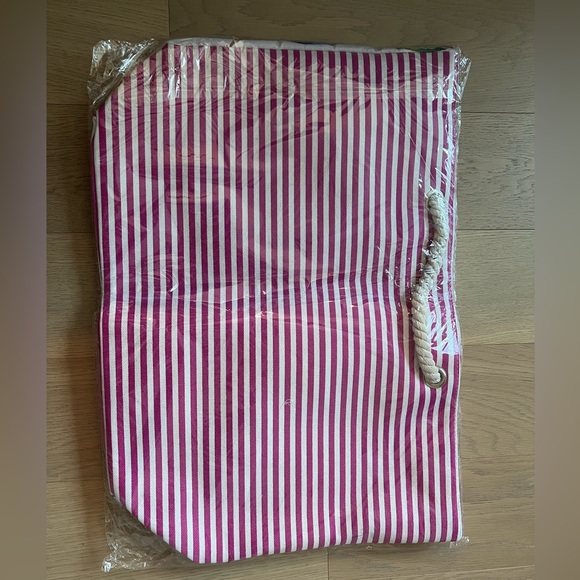 New with tags in plastic island life bag - Picture 2 of 2